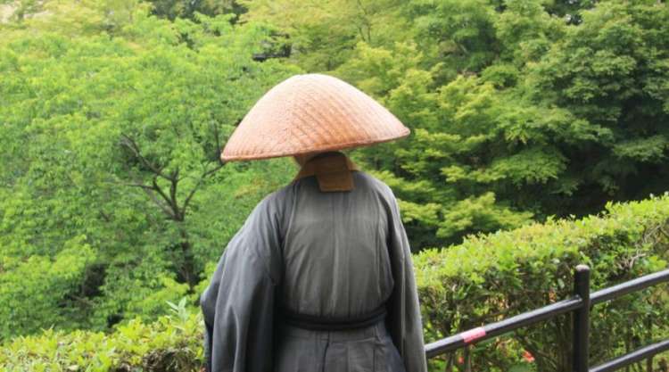 Un monaco zen al tempio Kiyomizu di Kyoto